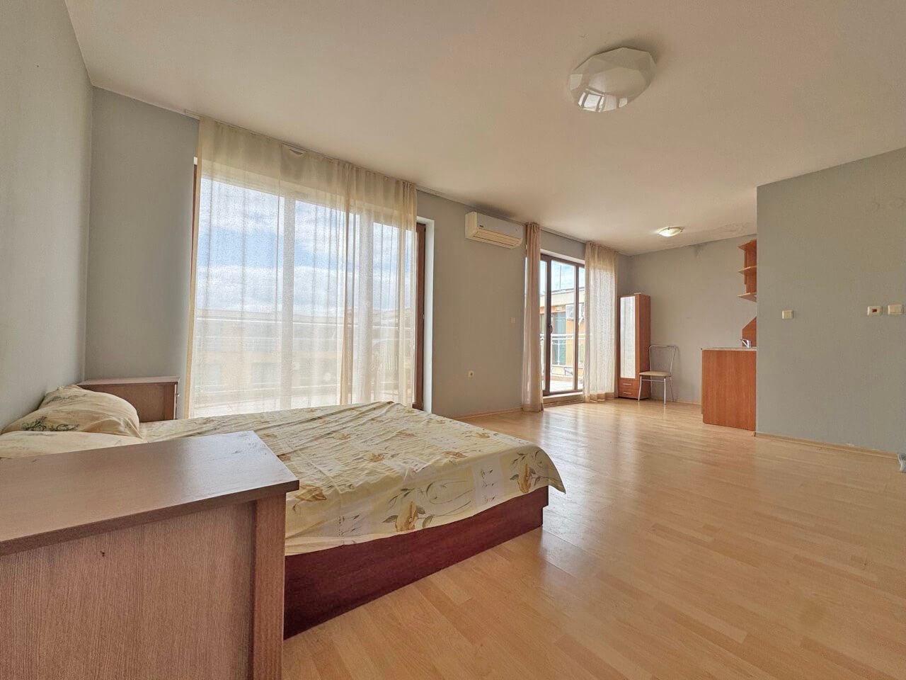 Panoramawohnung mit einem Schlafzimmer, großer Terrasse und offenem Blick – Sonnenstrand