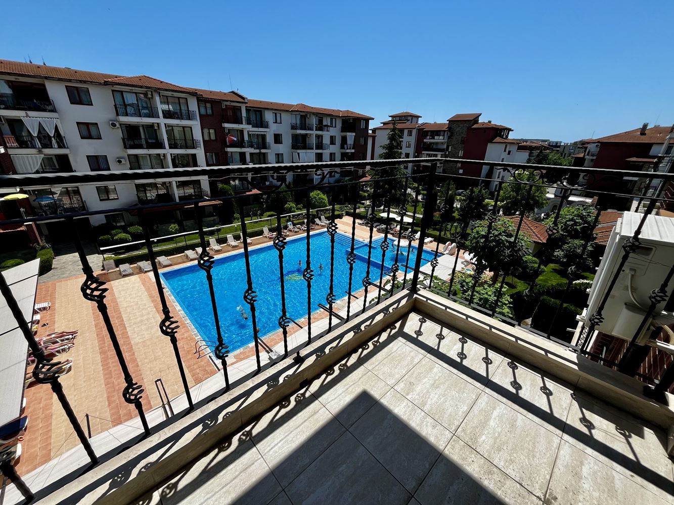 Meereskomfort und Ruhe nahe Nessebar! Möblierte Zweizimmerwohnung mit Blick auf den Pool in einer luxuriösen geschlossenen Wohnanlage