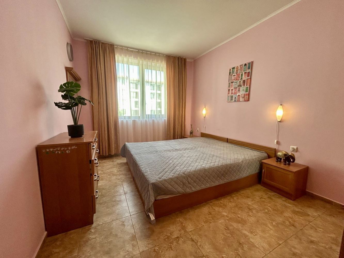 Geräumige Zwei-Zimmer-Wohnung mit Poolblick in Nessebar