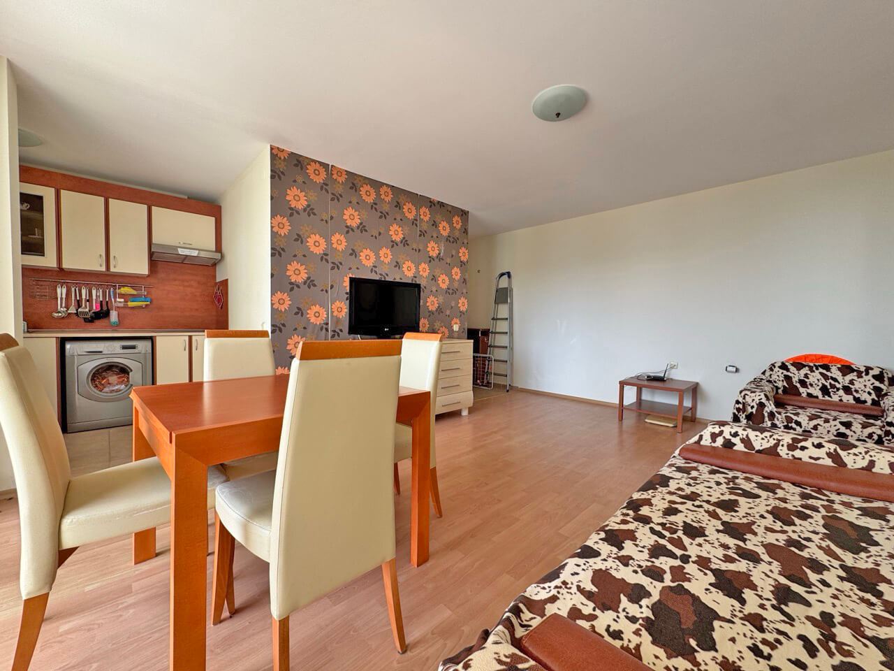 2-Zimmer-Wohnung mit Meerblick und Blick auf den Pool in einer prestigeträchtigen Anlage in Sveti Vlas