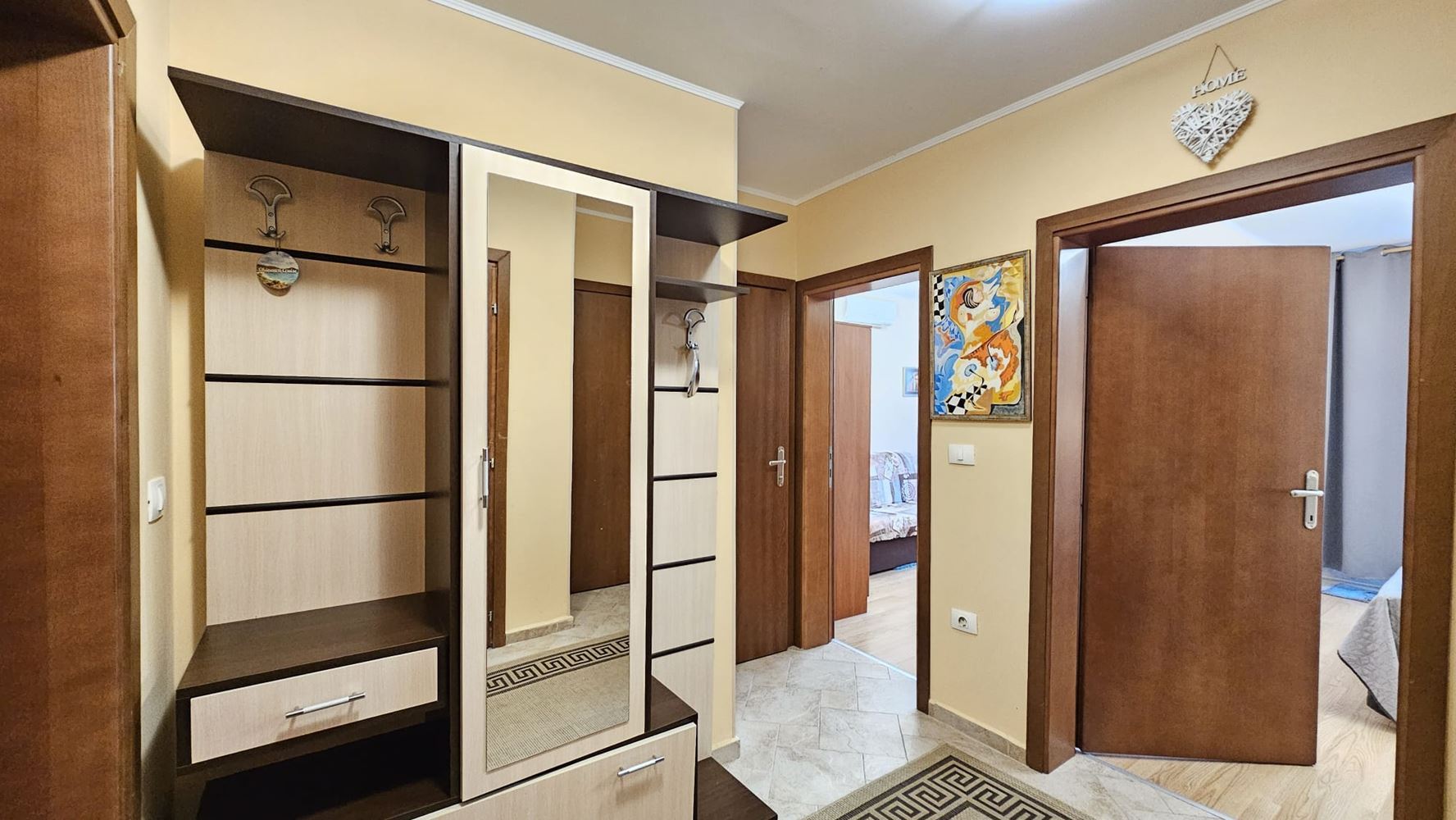 Geräumige 3-Zimmer-Wohnung in erster Meereslinie mit Privatstrand in Sveti Vlas