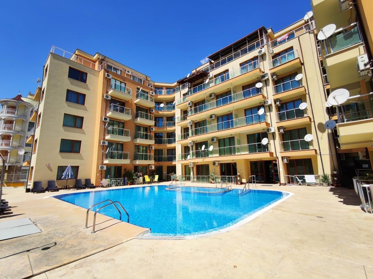 Panoramawohnung mit einem Schlafzimmer, großer Terrasse und offenem Blick – Sonnenstrand