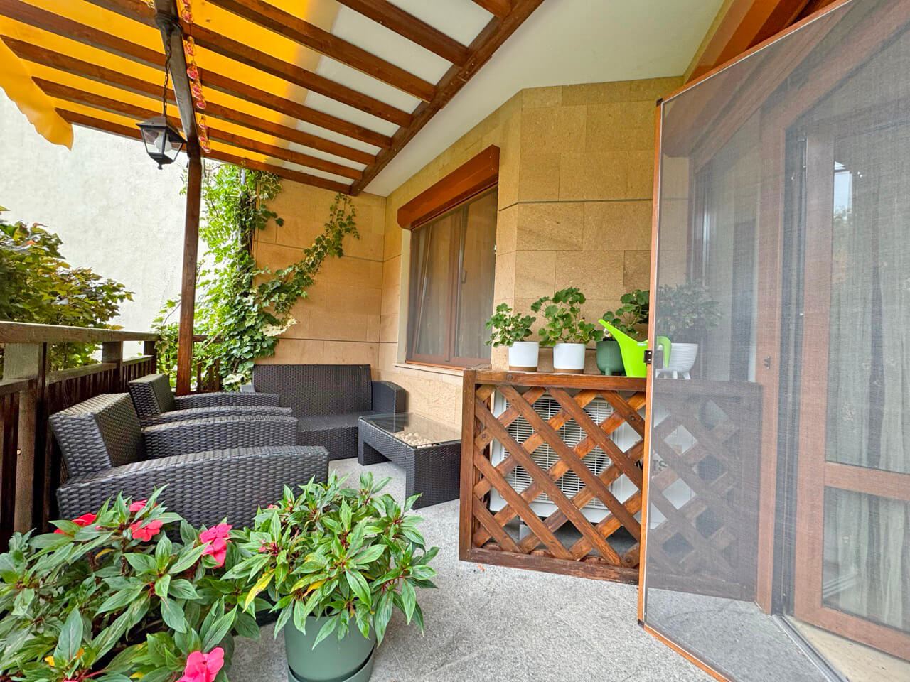 Elegante 2-Zimmer-Wohnung in erster Meereslinie in Sveti Vlas mit direktem Zugang zu Garten und Pool