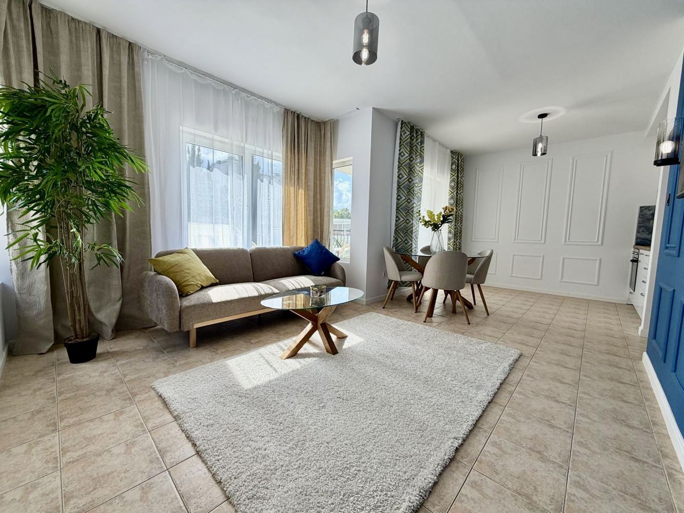 Stilvolle, modern möblierte Zweizimmerwohnung mit einem Schlafzimmer und Blick auf den Pool in Sveti Vlas