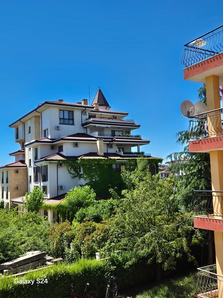 Helle Drei-Zimmer-Wohnung in ruhiger Lage in Nessebar mit niedriger Instandhaltungsgebühr