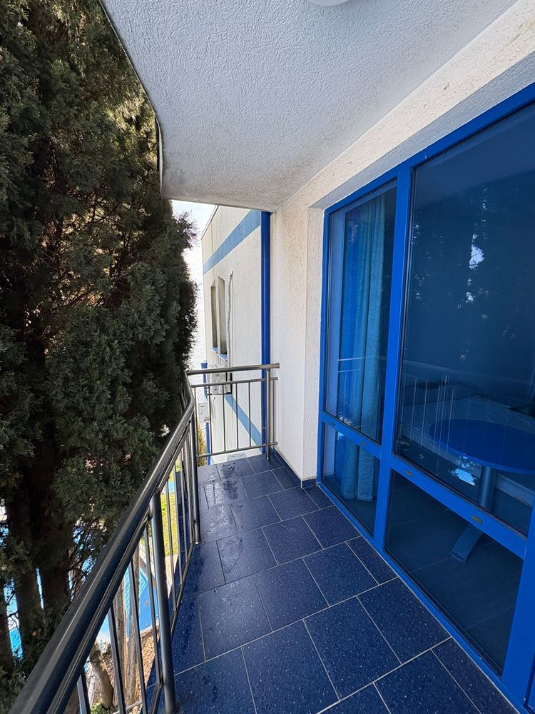 Geräumige Zwei-Zimmer-Wohnung an der ersten Meereslinie in Pomorie