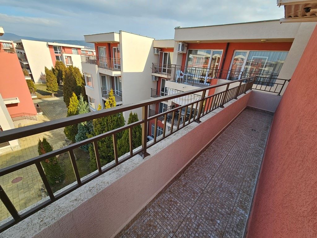 Vollständig eingerichtetes Ein-Zimmer-Apartment im obersten Stock in Sunny Beach – Poolblick und luxuriöse Atmosphäre