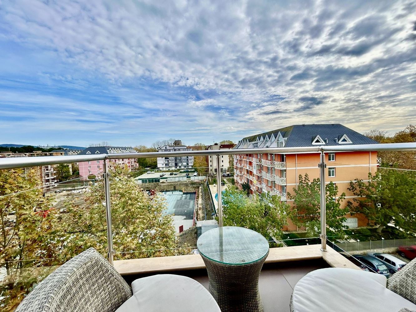 Helles und gemütliches Studio mit Blick auf den schönen Innenbereich – Komfort und Ruhe in einer modernen Anlage