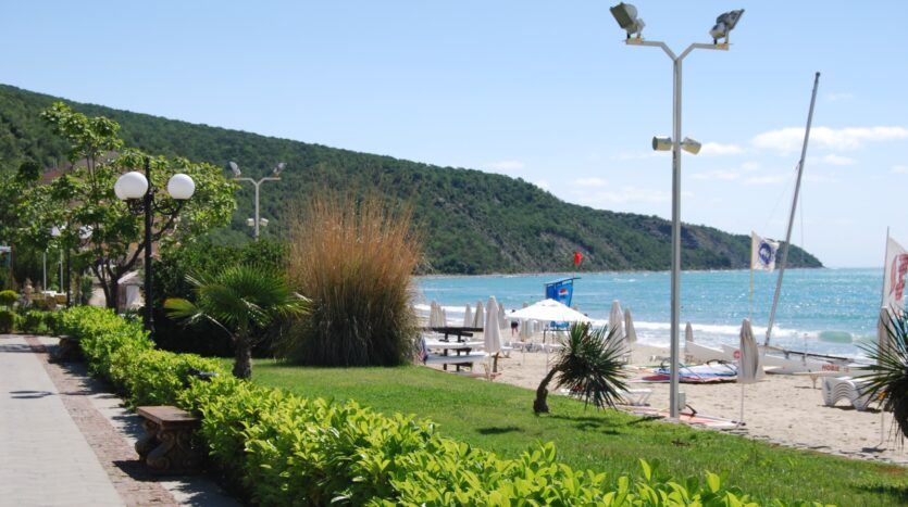 Zwei-Zimmer-Wohnung in erster Linie in Elenite mit Meerblick und ausgezeichnetem Investitionspotenzial