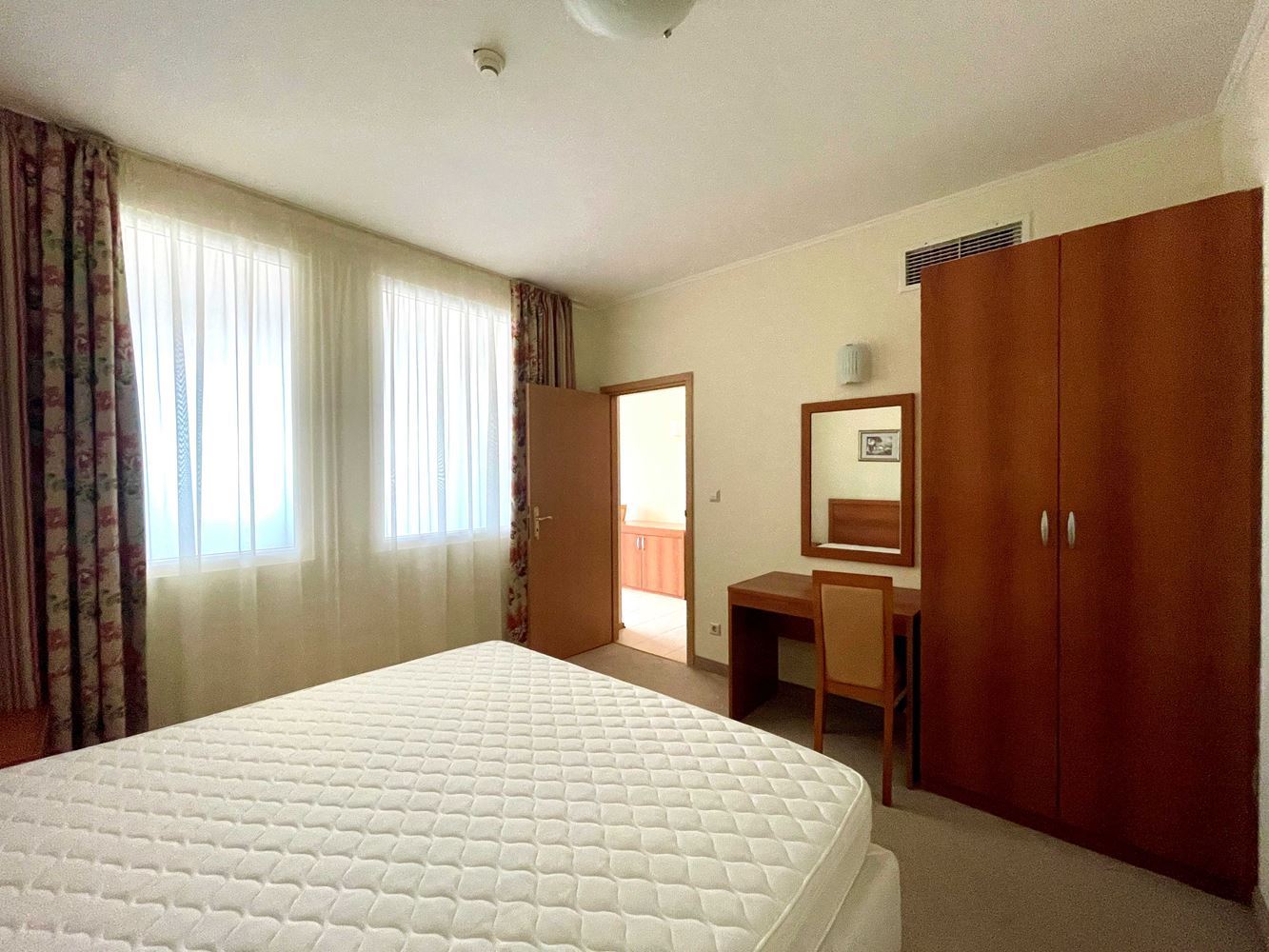Geräumige Wohnung mit einem Schlafzimmer in erster Meereslinie in Pomorie mit Meerblick