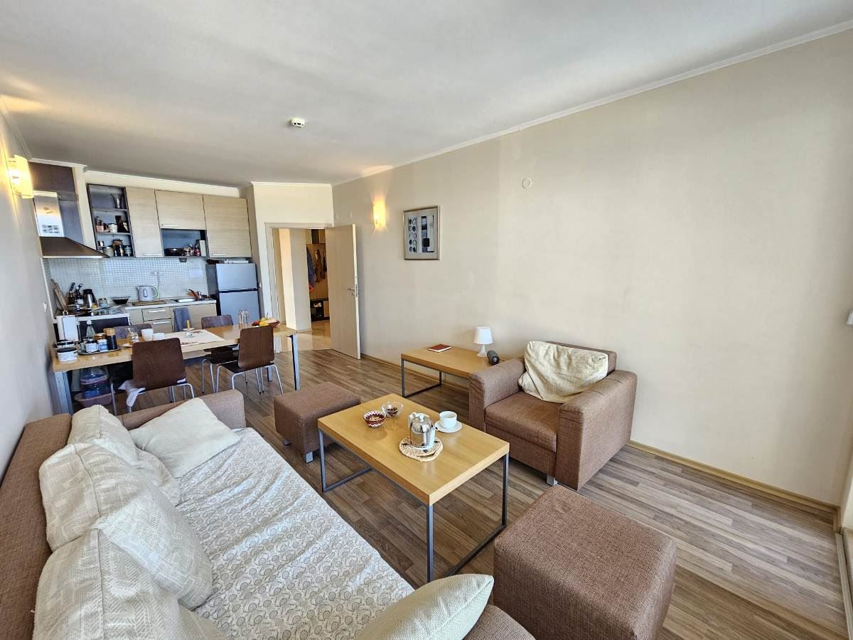 Luxuriöse Drei-Zimmer-Wohnung mit drei Schlafzimmern in erster Meereslinie in Obzor – Panoramablick auf Meer und Berge