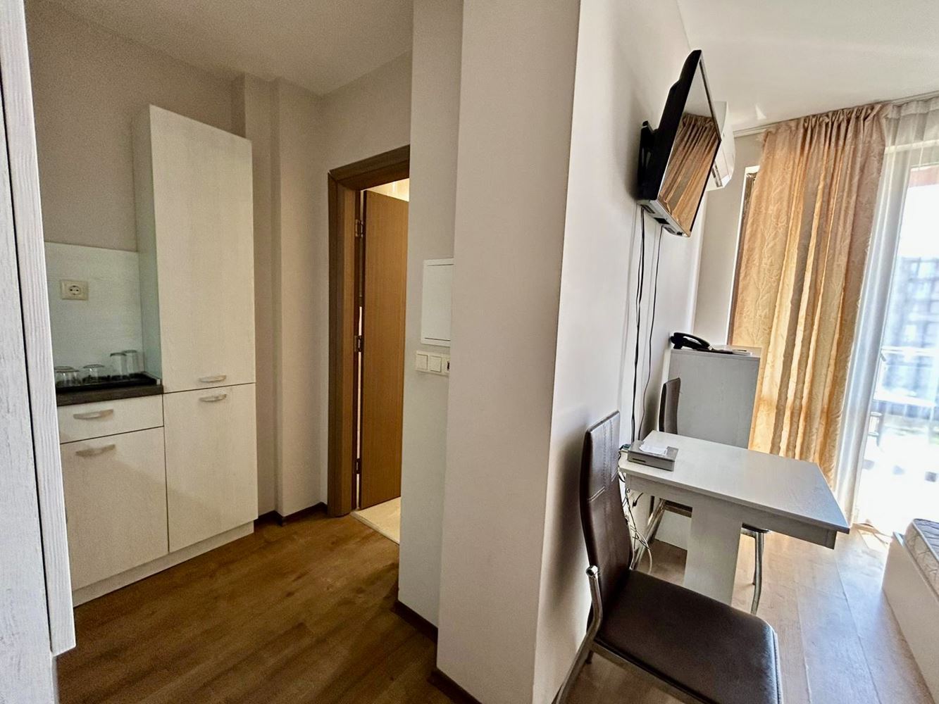 Helles und gemütliches Studio mit Blick auf den schönen Innenbereich – Komfort und Ruhe in einer modernen Anlage