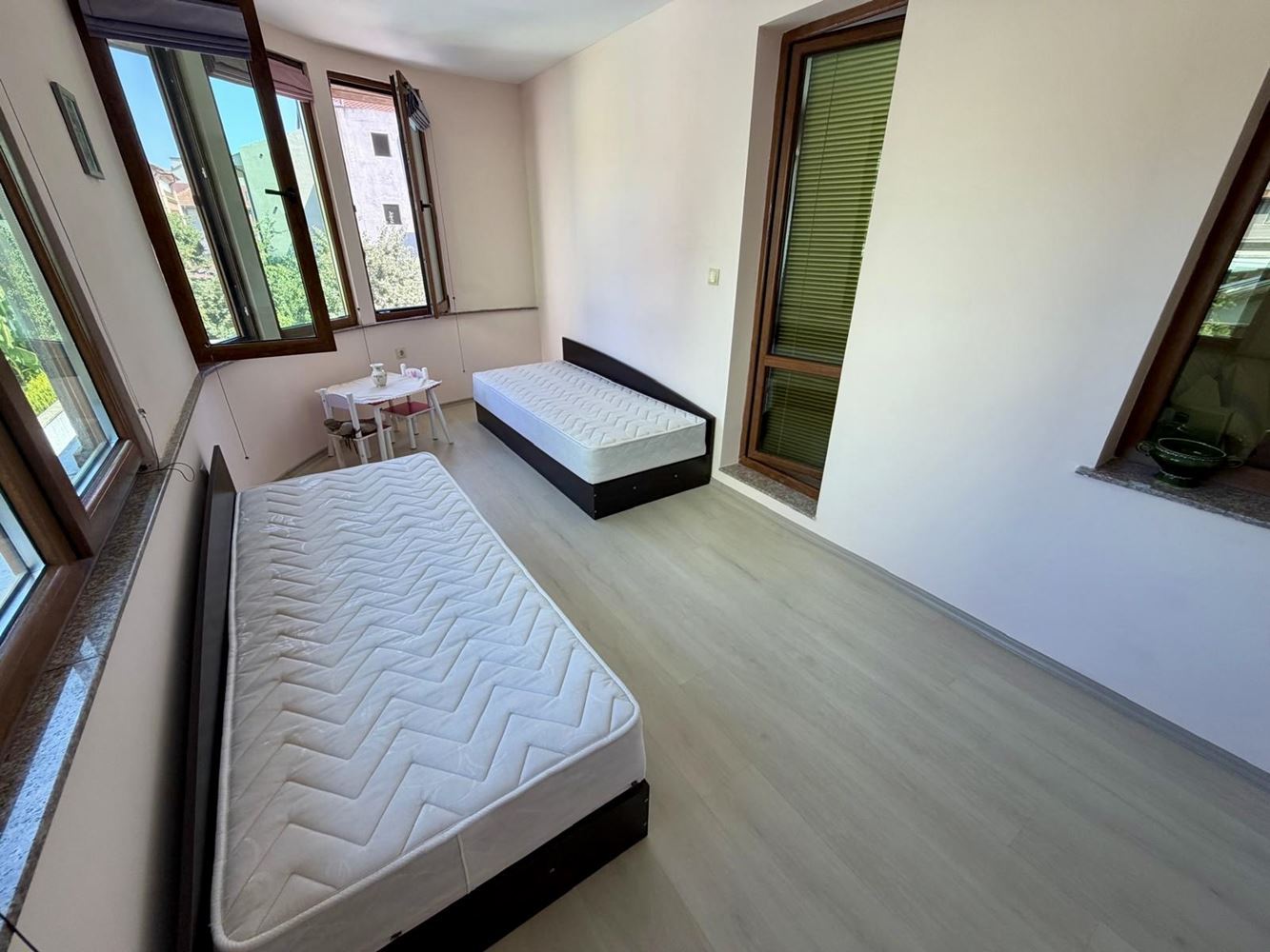 Sarafovo – Geräumige Zweizimmerwohnung mit Act 16, minimaler Instandhaltungsgebühr und kompletter Möblierung