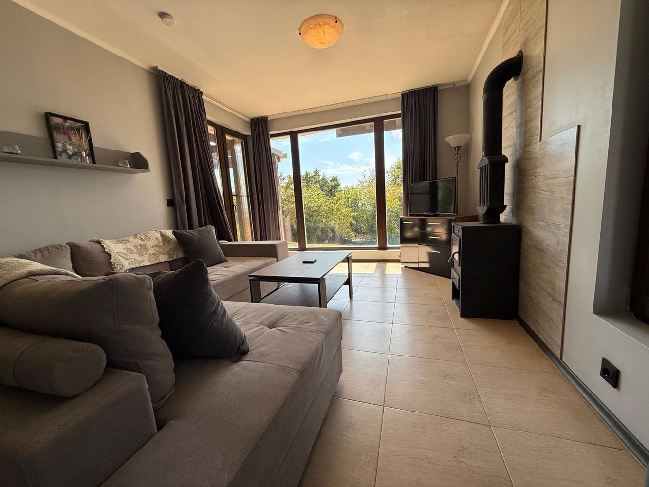 Geräumige 3-Zimmer-Wohnung mit zwei Schlafzimmern und schönem Ausblick in einer ruhigen Anlage nahe Sonnenstrand