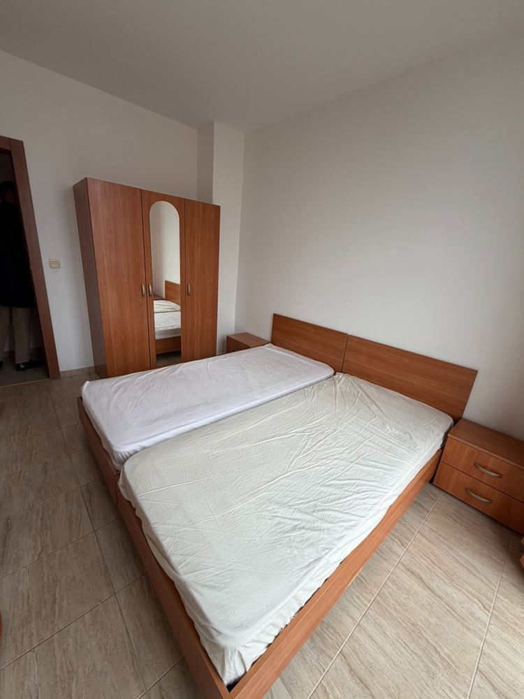 Großzügige 2-Zimmer-Wohnung im obersten Stockwerk in Sonnenstrand mit Swimmingpool und grüner Umgebung