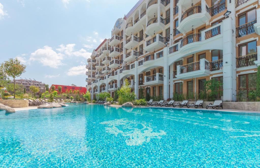 2-Zimmer-Wohnung mit Blick auf den Park und den Swimmingpool in einer prestigeträchtigen Wohnanlage am Sonnenstrand