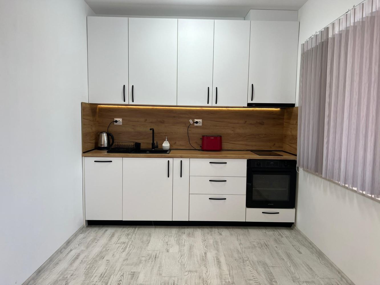 Großzügige Drei-Zimmer-Wohnung (Apartment mit zwei Schlafzimmern) mit großer Terrasse und Parkplatz in Sozopol – nahe Harmani-Strand