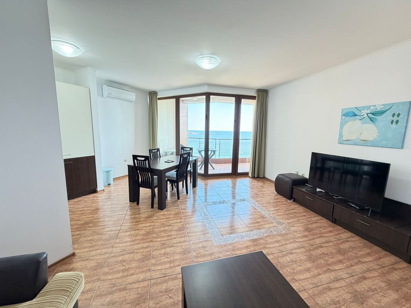 Wohnung mit zwei Schlafzimmern und direktem Meerblick in erster Meereslinie in Nessebar