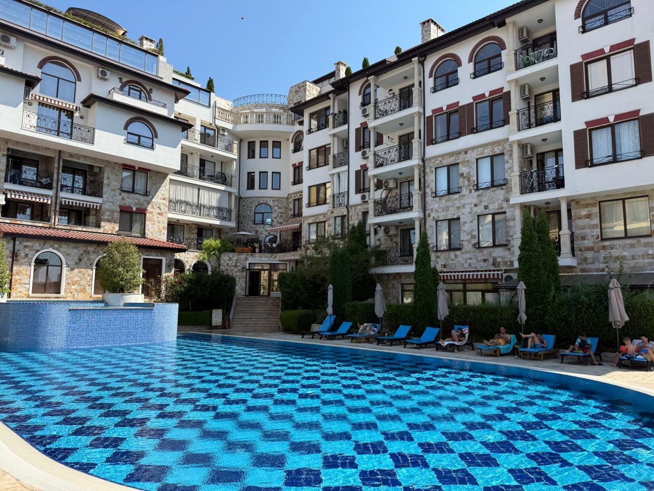 Luxuriöses Maisonette-Apartment mit großzügiger Veranda und Poolblick in Sveti Vlas