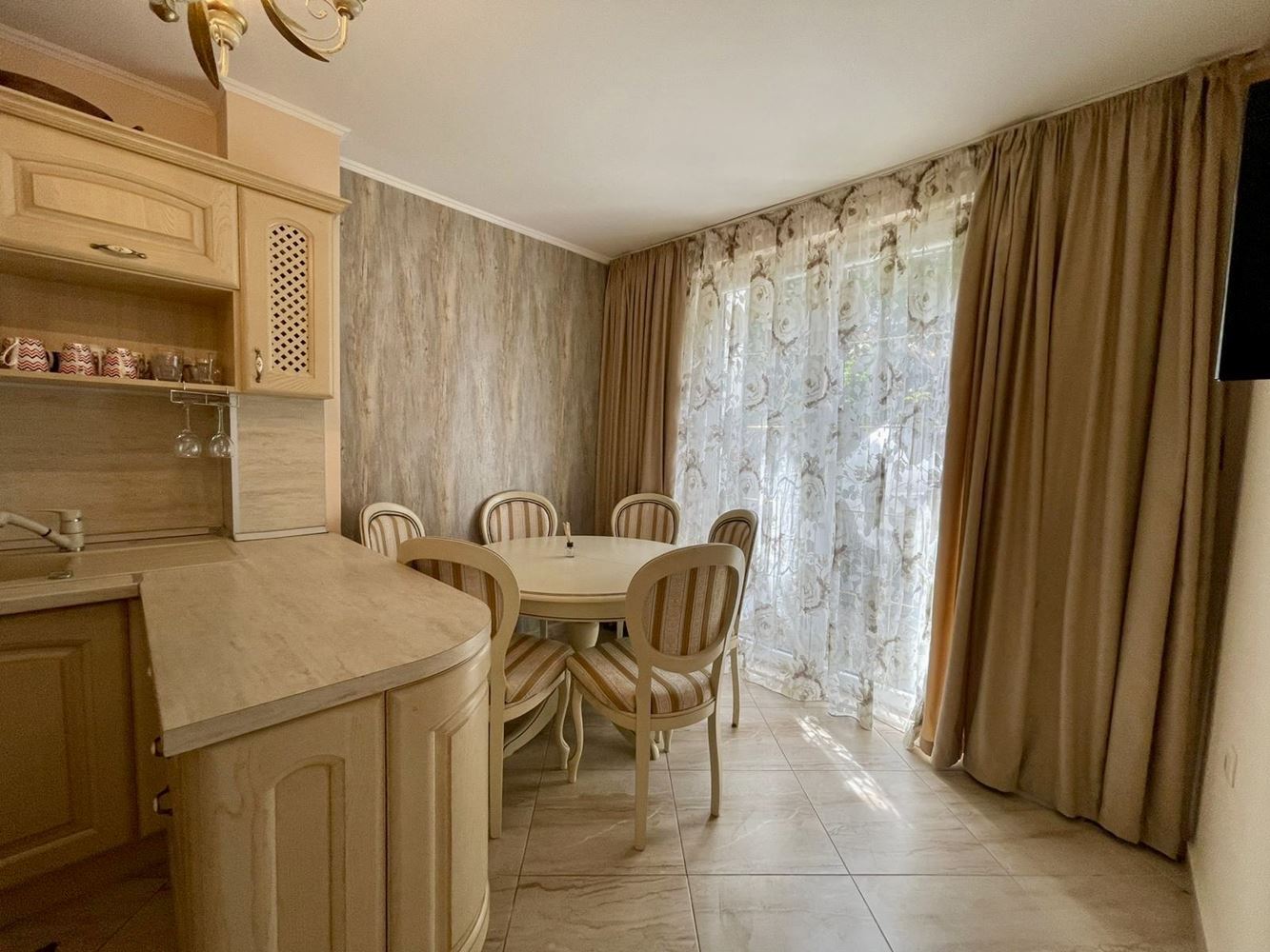 Luxuriöses Maisonette-Apartment mit Garten in Elite-Komplex – Komfort und Entspannung in Meeresnähe