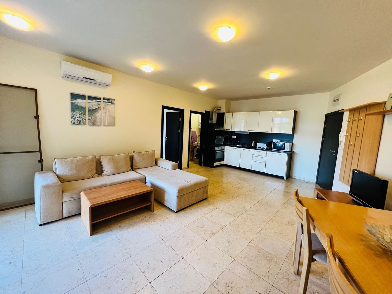 Geräumige Wohnung mit zwei Schlafzimmern und Meerblick in einem luxuriösen Komplex in erster Meereslinie in Sveti Vlas