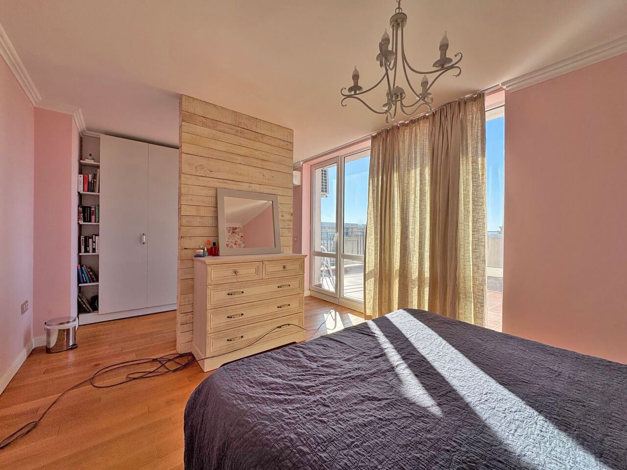 Luxuriöse Maisonette mit drei Schlafzimmern in Sonnenstrand – Großzügigkeit, Stil und Komfort. Niedrige Instandhaltungsgebühr!