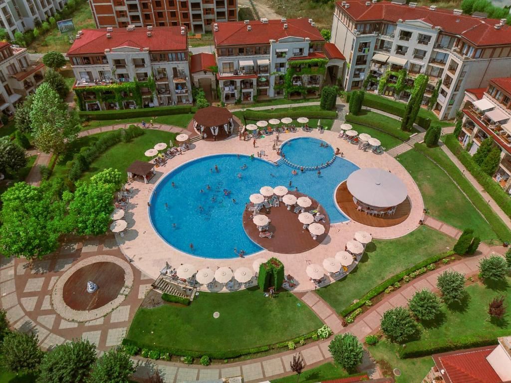 Möblierte Zwei-Zimmer-Wohnung (Wohnung mit einem Schlafzimmer) in einem Elite-Komplex mit Pools und Sportanlagen