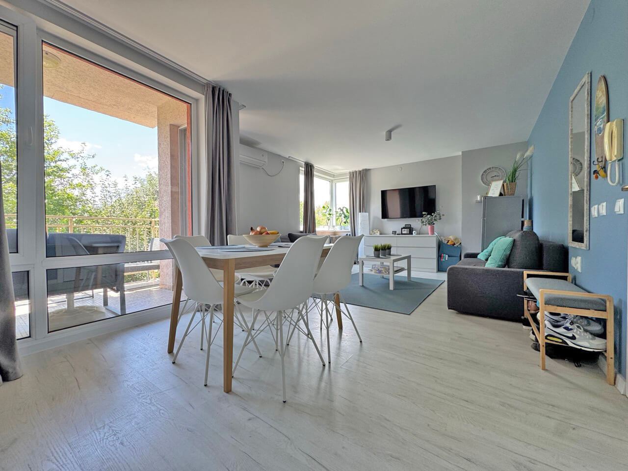 Stilvolle Zweizimmerwohnung mit einem Schlafzimmer in einer prestigeträchtigen Anlage in Sonnenstrand – komplett renoviert und bezugsfertig