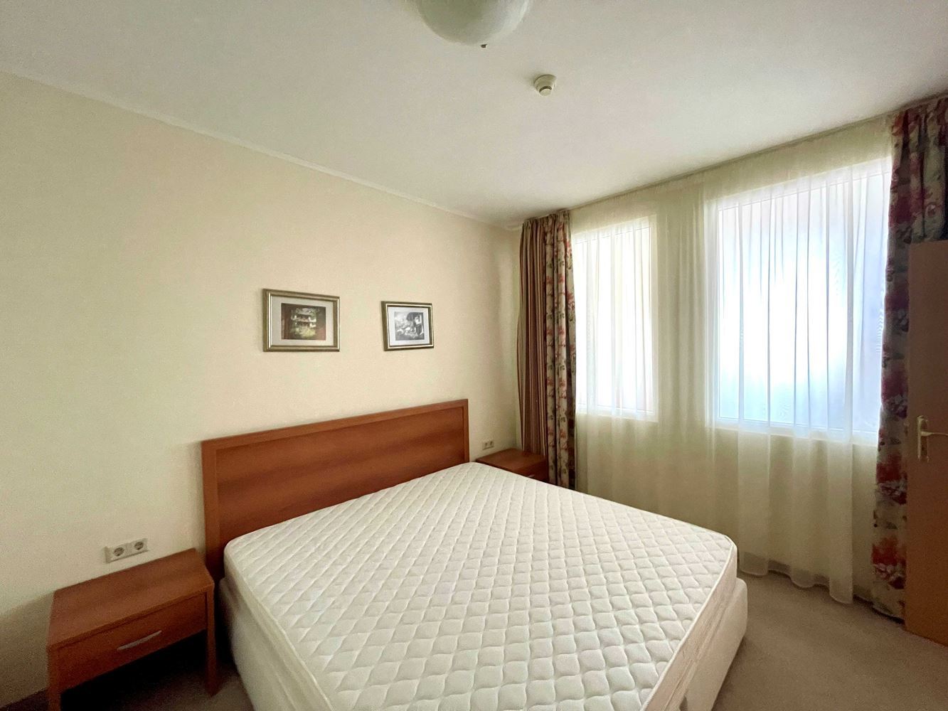 Geräumige Wohnung mit einem Schlafzimmer in erster Meereslinie in Pomorie mit Meerblick