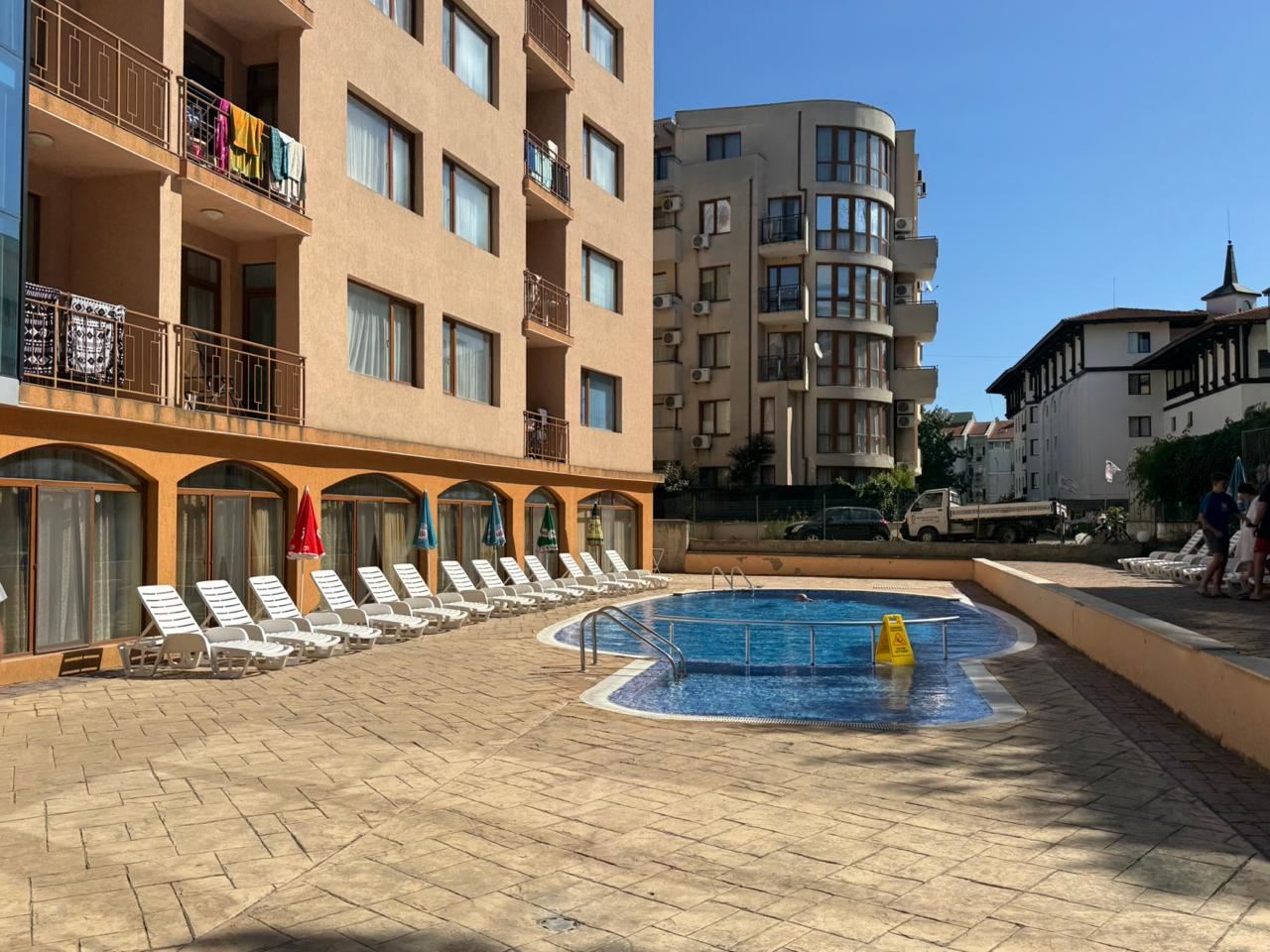 Zweizimmerwohnung mit Poolblick – nur 300 m vom Meer entfernt in Sonnenstrand