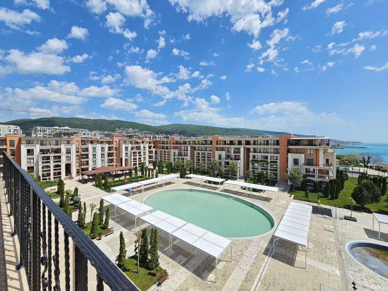 Sveti Vlas – Drei-Zimmer-Wohnung mit direktem Panoramablick auf das Meer in einer Anlage in erster Linie