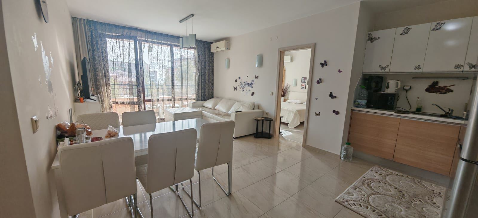 Drei-Zimmer-Wohnung mit Blick auf die Pools und teilweisem Meerblick, 200 Meter vom Strand entfernt in Sveti Vlas