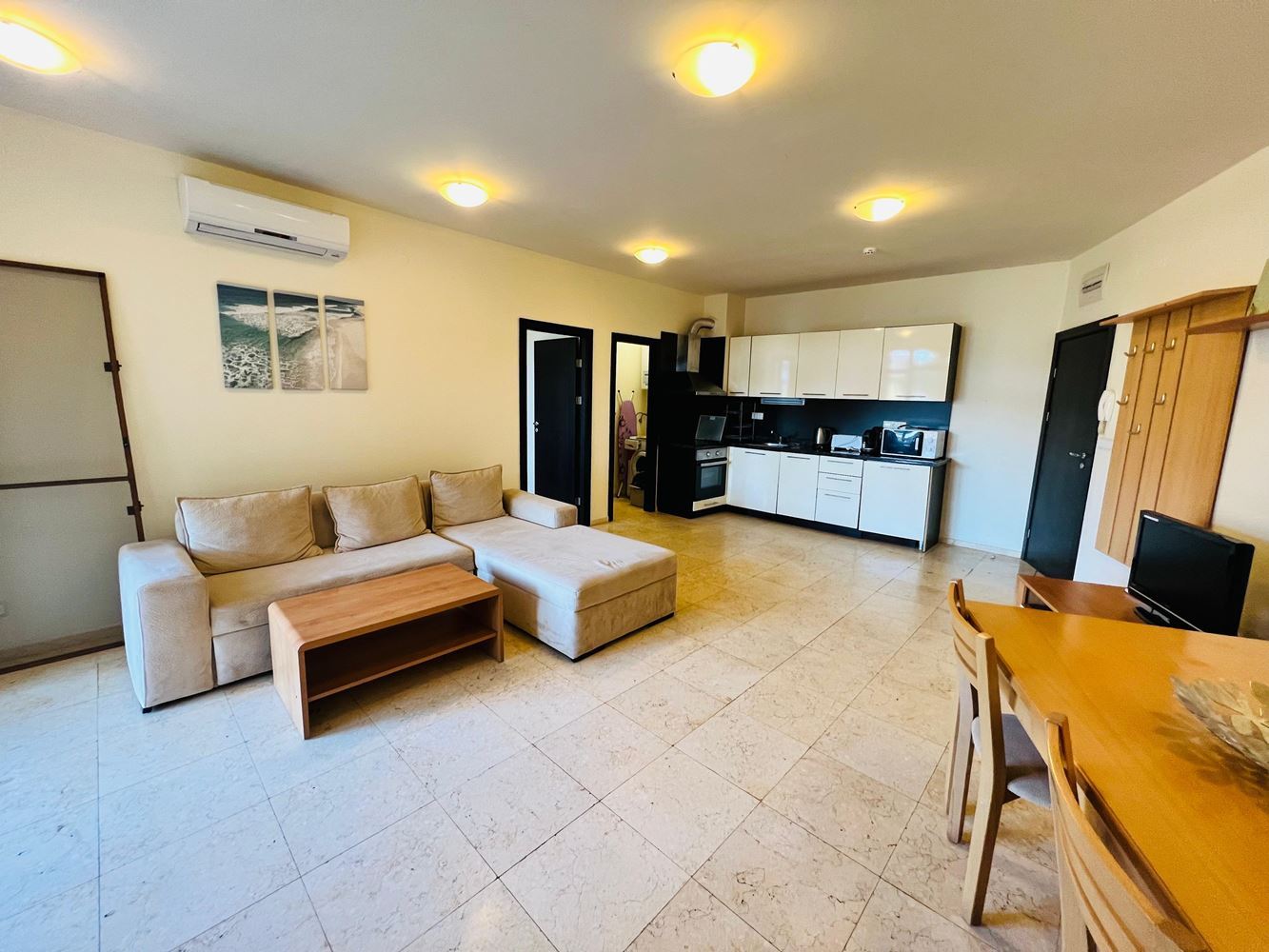 Geräumige Wohnung mit zwei Schlafzimmern und Meerblick in einem luxuriösen Komplex in erster Meereslinie in Sveti Vlas