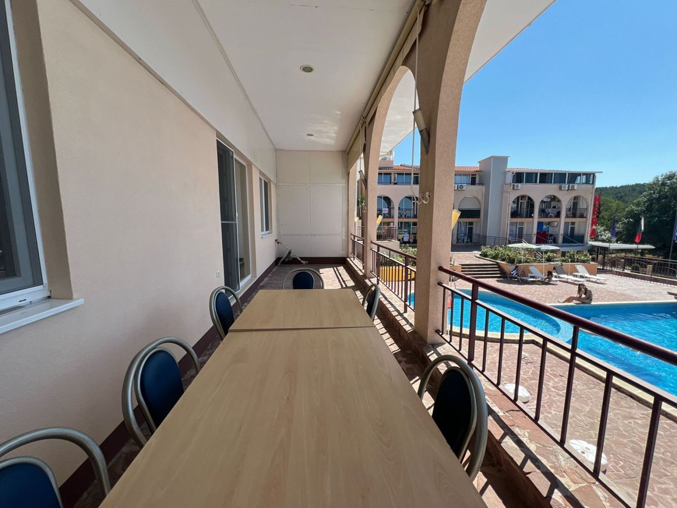 Großzügige Drei-Zimmer-Wohnung (Apartment mit zwei Schlafzimmern) mit großer Terrasse und Parkplatz in Sozopol – nahe Harmani-Strand