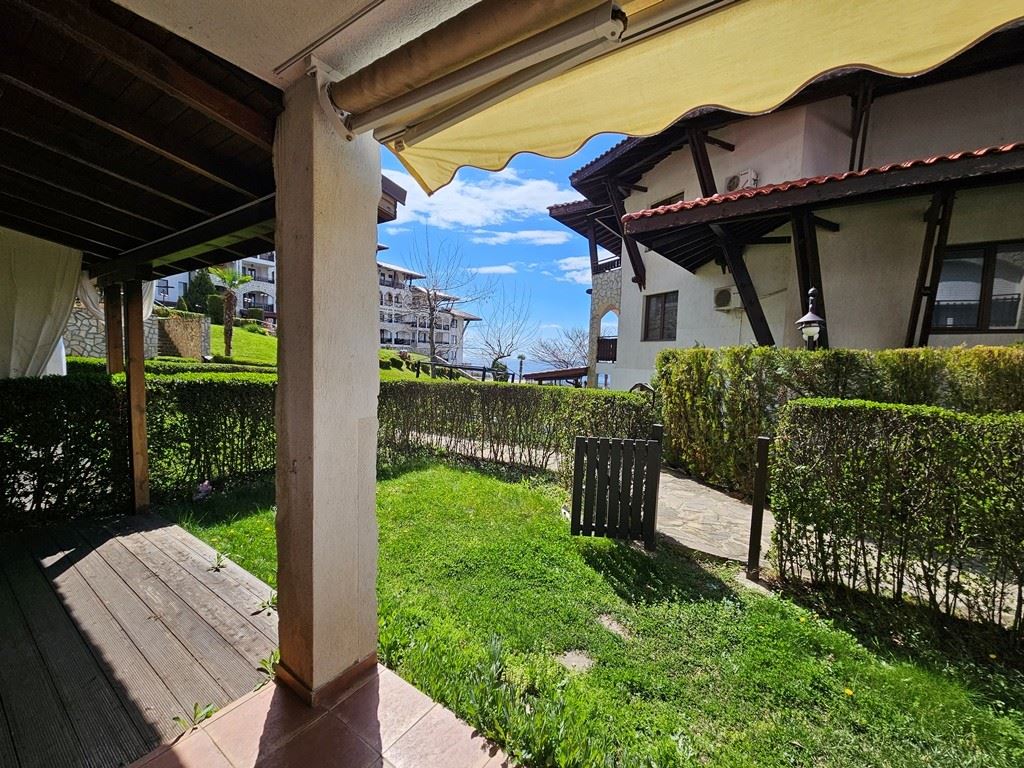 Luxus in erster Meereslinie – stilvolle Wohnung mit Veranda, privatem Garten und Meerblick in Sveti Vlas