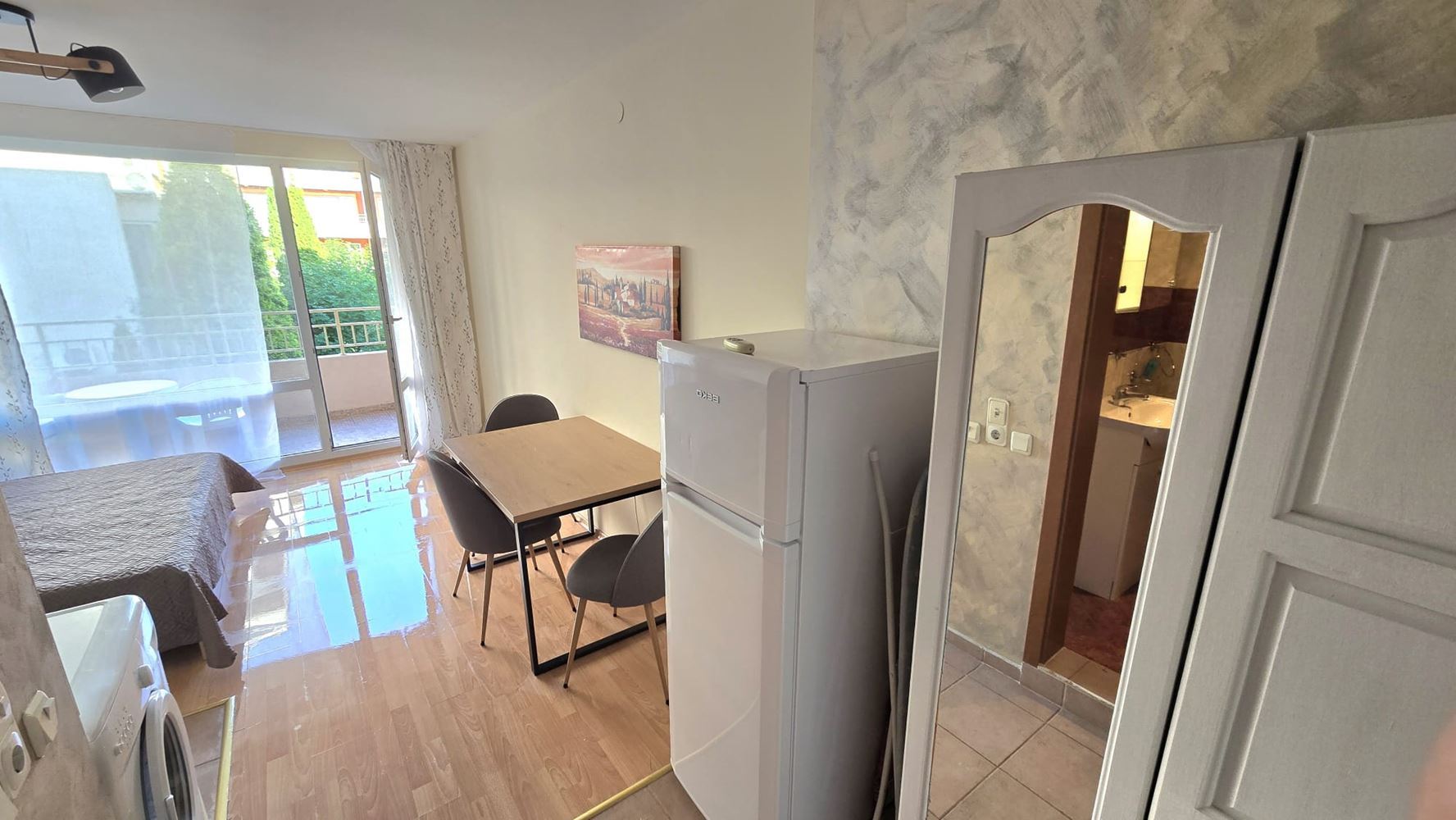 Helles Studio mit Poolblick in einer modernen Wohnanlage in Sonnenstrand