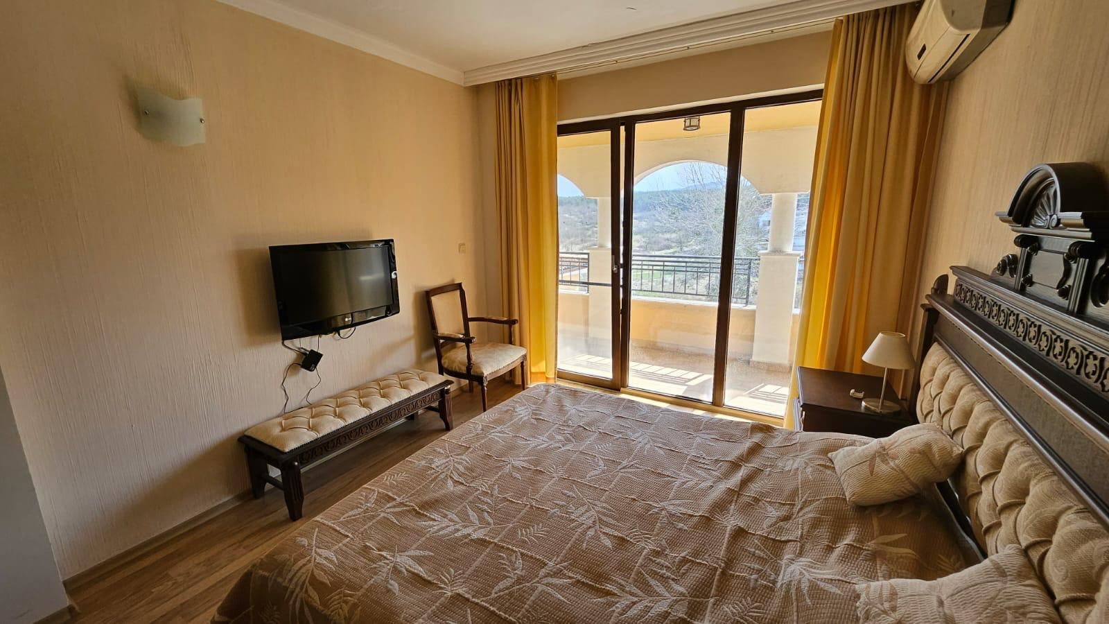 Geräumige Einzimmerwohnung in erster Meereslinie in Zarewo mit vollständiger Möblierung