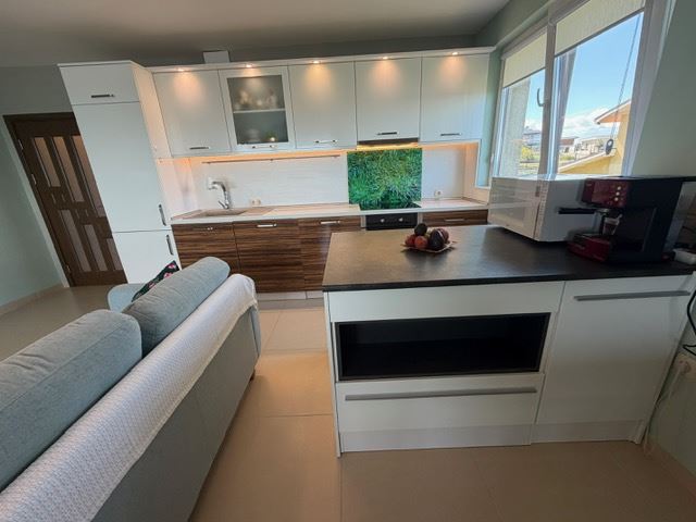 Geräumiges Appartment mit zwei Schlafzimmern in erster Meereslinie mit frontalem Panoramablick auf das Meer