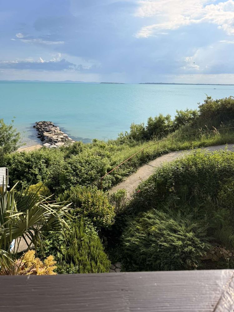Drei-Zimmer-Wohnung in erster Meereslinie in Sveti Vlas – Komfort, Geräumigkeit und einzigartiger Meerblick