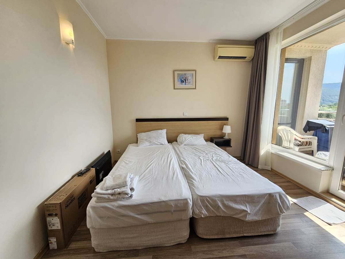 Luxuriöse Drei-Zimmer-Wohnung mit drei Schlafzimmern in erster Meereslinie in Obzor – Panoramablick auf Meer und Berge