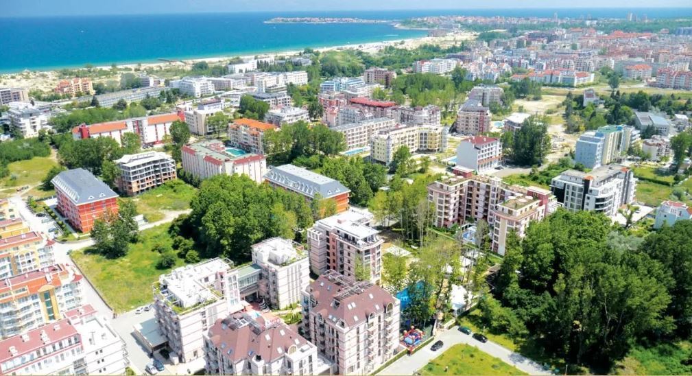 Helles und gemütliches Studio mit Blick auf den schönen Innenbereich – Komfort und Ruhe in einer modernen Anlage