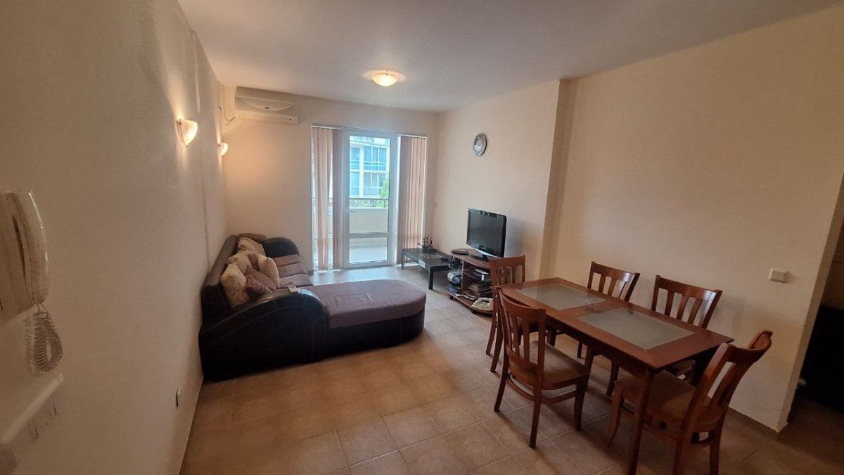 Geräumige Drei-Zimmer-Wohnung nur wenige Meter vom Strand entfernt in Ravda