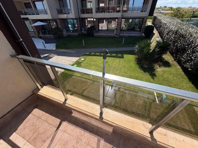 Geräumiges Appartment mit zwei Schlafzimmern in erster Meereslinie mit frontalem Panoramablick auf das Meer