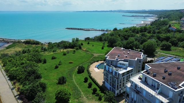 Zwei-Zimmer-Wohnung in erster Meereslinie in Sarafovo – Komfort, Stil und Meeresatmosphäre in einer Wohnanlage