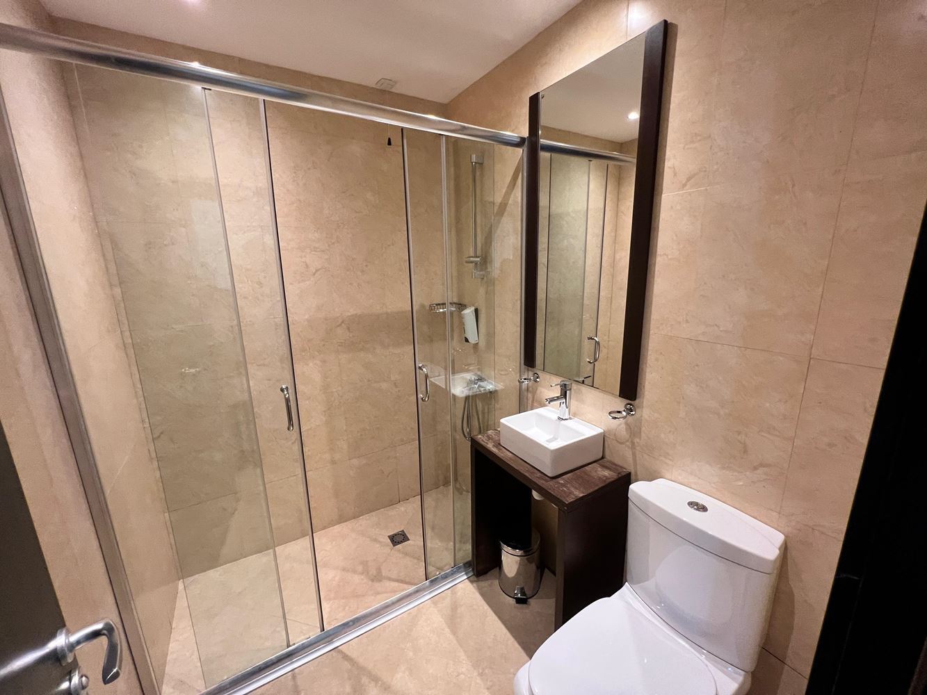 Geräumige Wohnung mit zwei Schlafzimmern und Meerblick in einem luxuriösen Komplex in erster Meereslinie in Sveti Vlas