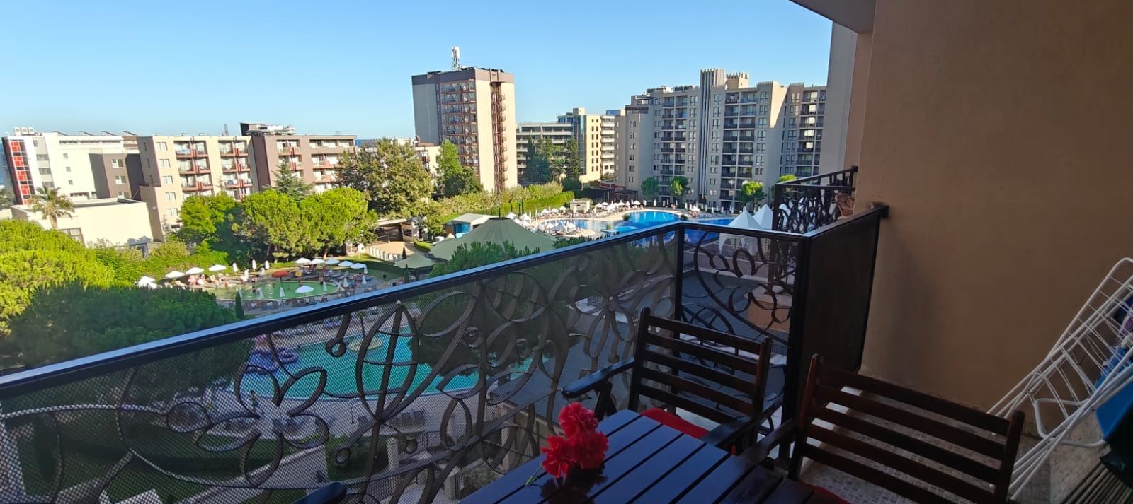 2-Zimmer-Wohnung mit Blick auf die Pools und teilweise Meerblick in Sonnenstrand – ausgezeichnete Wahl für Urlaub und Investition