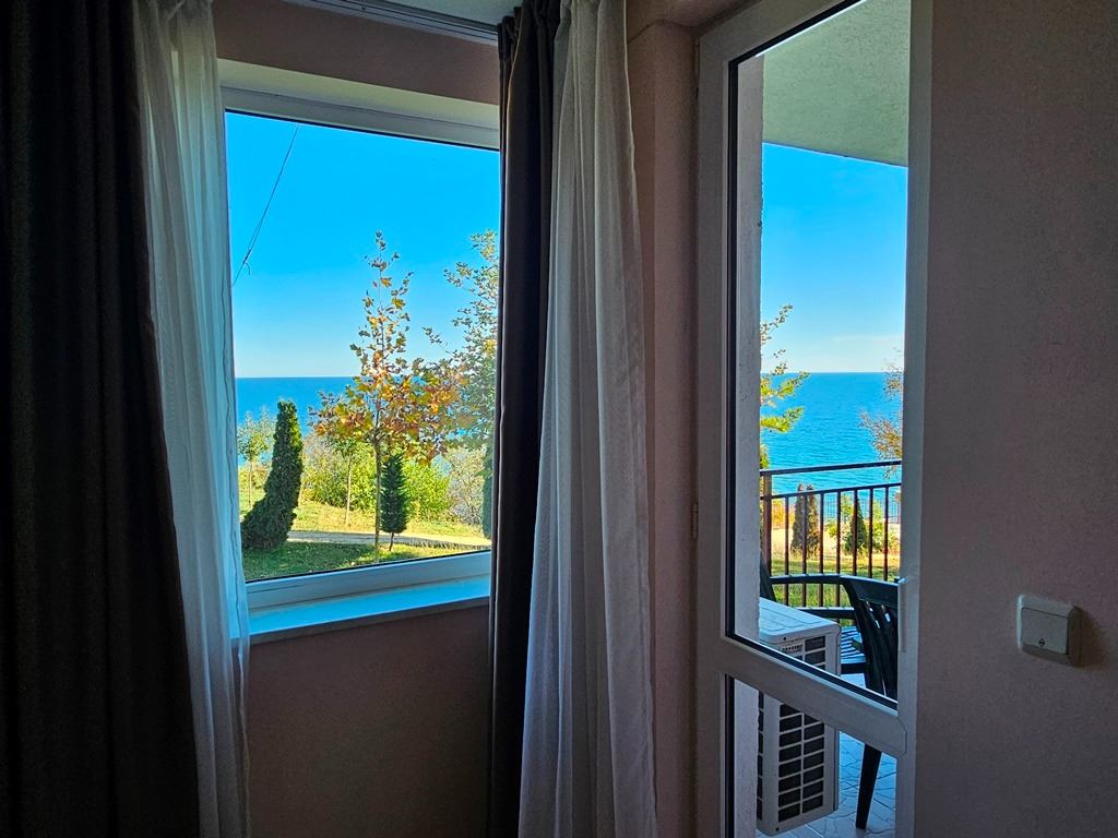 Erste Meereslinie in Sveti Vlas – geräumige Wohnung mit zwei Schlafzimmern und hervorragender Infrastruktur