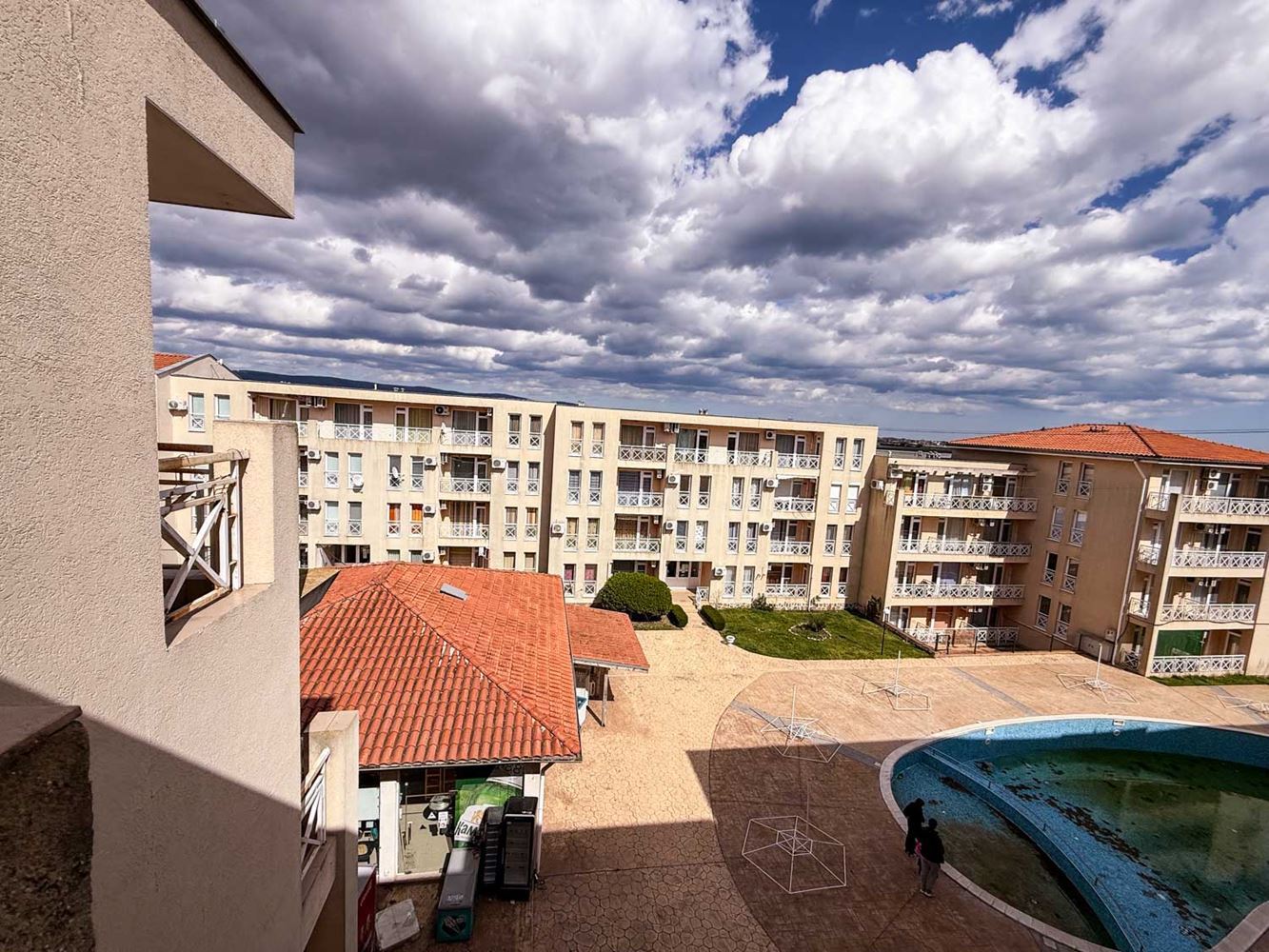3-Zimmer-Wohnung mit Poolblick in einem gepflegten Komplex nahe Sonnenstrand