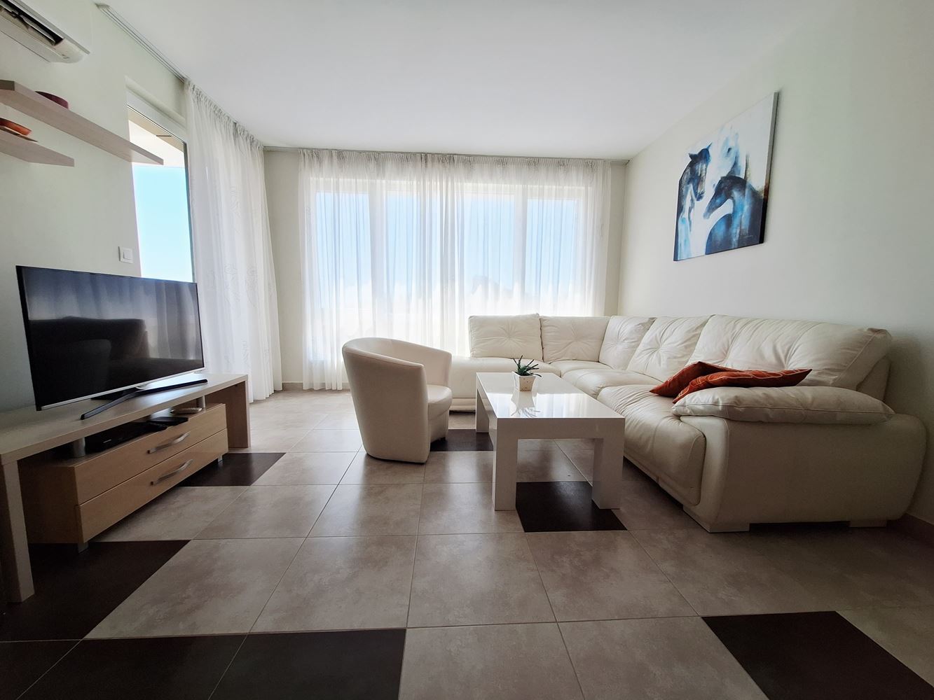 Geräumige 3-Zimmer-Wohnung mit Parkplatz nur 200 Meter vom Meer entfernt in Sveti Vlas