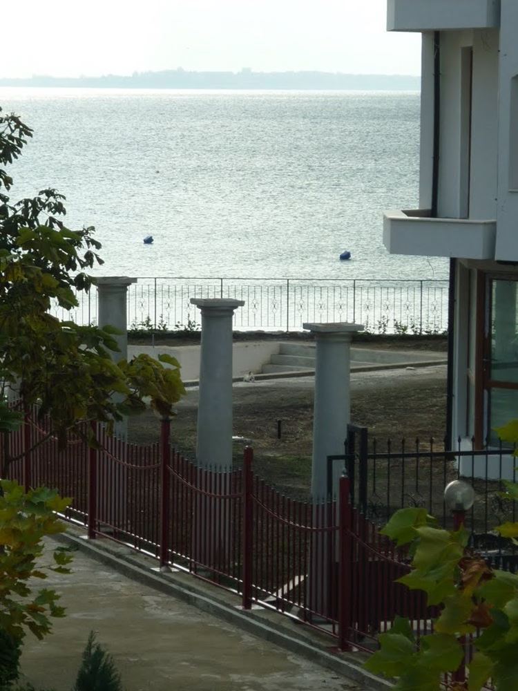 Möblierte Zwei-Zimmer-Wohnung direkt am Strand mit Meerblick in Elenite